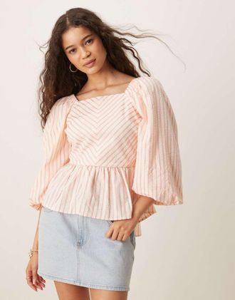Vero Moda Top a peplo rosa a righe color panna con maniche a sbuffo e allacciatura sul retro-Bianco