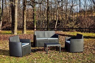 Dmora Dmora Salon Int&eacute;rieur Et Ext&eacute;rieur Compos&eacute; De : 2 Fauteuils, 1 Canap&eacute; 2 Places Et 1 Table Basse Avec 4 Coussins, Made In Italy, Coloris Anthracite