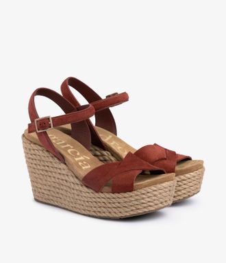 Pedro Garcia Criss cross wedge sanal in dark red suede | Dalys | Spring Summer 26 |PEDRO GARCIA
