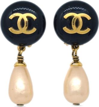 Chanel 1994 CC faux-pearl dangle clip-on earrings - women - Gold Plated/Acrylic/Faux Pearl - One Size - Black