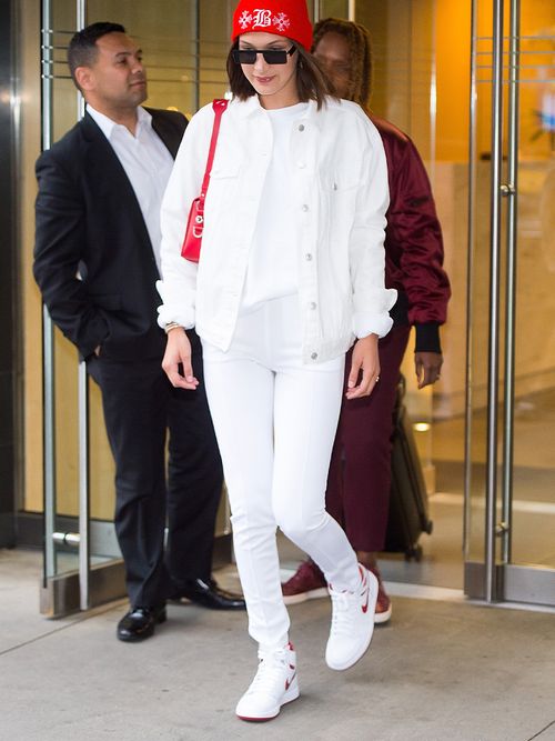 come abbinare jeans bianchi