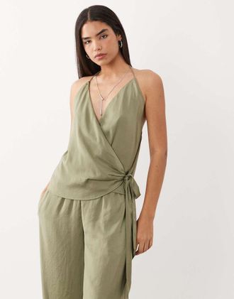 SNDYS Top avvolgente in raso verde oliva con laccetti in coordinato