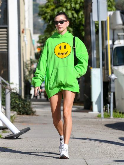 La maxi hoodie è di nuovo trendy, grazie ad Hailey Bieber