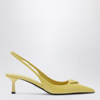 Prada D&eacute;collet&eacute; slingback in vernice color ananas