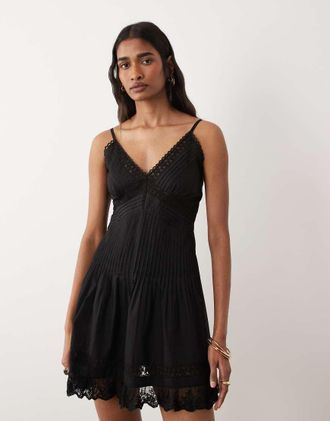 Miss Selfridge Tuta corta con dettaglio in pizzo nera-Giallo
