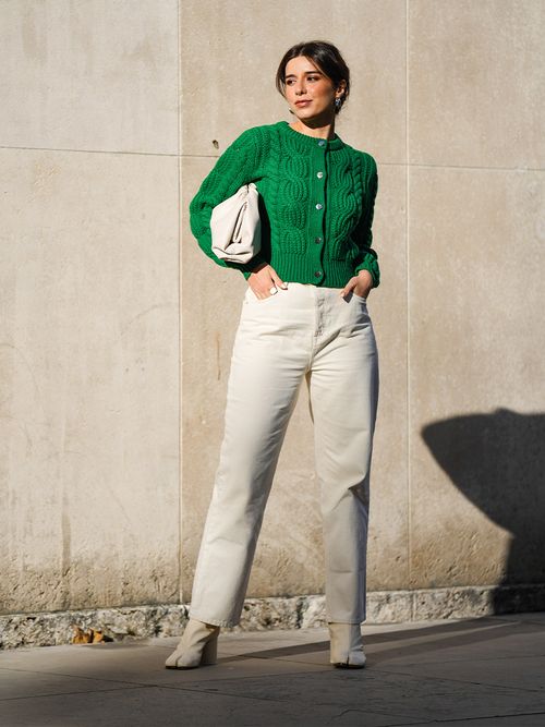 Streetstyle mit einer weißen Mom Jeans und einem grünen Cardigan.