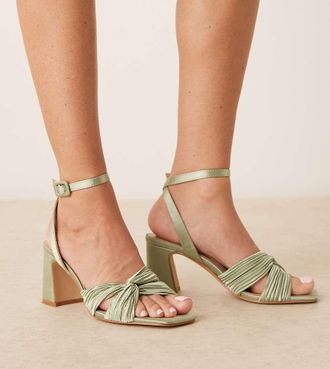 Be Mine Divaa - Sandali da sposa con tacco largo in raso pliss&eacute; color salvia a pianta larga-Verde