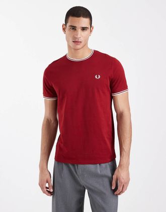 Fred Perry T-shirt rossa con doppia riga a contrasto e logo-Rosso