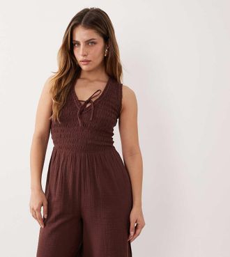 Nobody's Child Jayda - Tuta jumpsuit senza maniche marrone in misto cotone con corpino arricciato e scollo a V