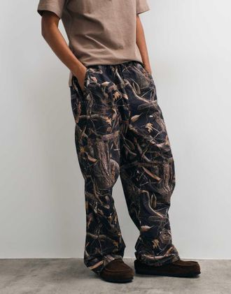 Carhartt Work in Progress Fletcher pantaloni dritti con stampa mimetica dark tree-Multicolore