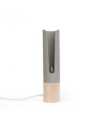 Gone's L&aacute;mpara de mesa en hormig&oacute;n y madera, sinti&oacute; blanca