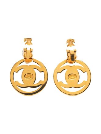 Chanel 1997 Gold Plated CC Turnlock Swing Clip on Earrings costume earrings - Goud