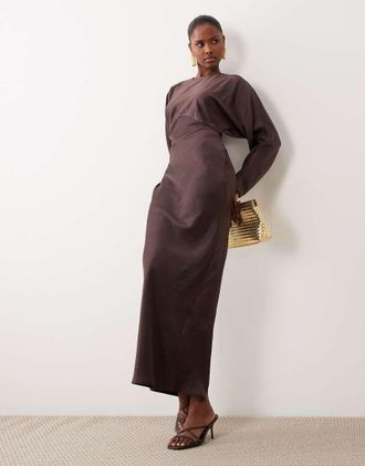 Asos Vestito lungo in raso a maniche ad ali di pipistrello color cioccolato-Marrone