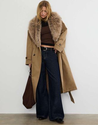 Stradivarius Trench lungo trapuntato beige con dettagli in pelliccia sintetica-Neutro