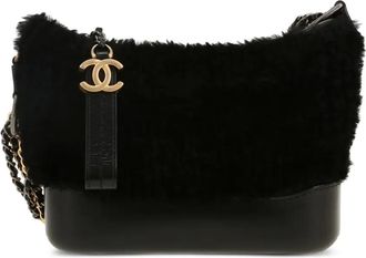 Chanel 2019 Gabrielle kleine schoudertas met bont afwerking - Zwart