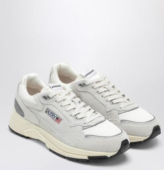 Autry Hyperway Sneakers aus Mesh und Wildleder in Wei&szlig; und Silber