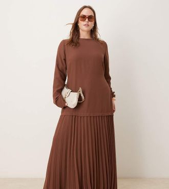 Asos Curve ASOS DESIGN Curve - Vestito lungo a maniche lunghe color cioccolato con gonna a pieghe-Marrone