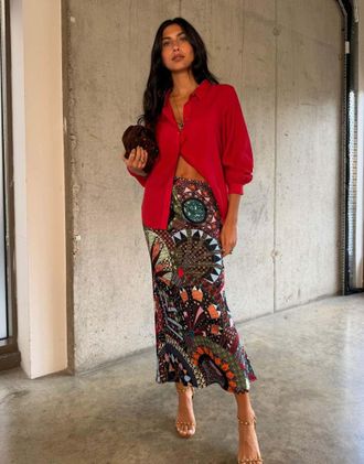 Never Fully Dressed Dorris gonna maxi in raso taglio sbieco con vita elasticizzata e stampa fantasia a piastrelle-Multicolore