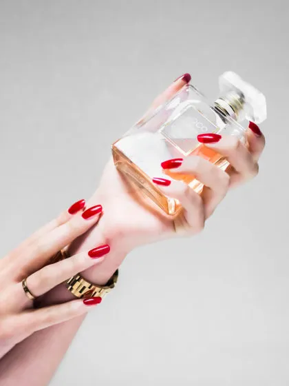 Waar kan ik het beste parfum opdoen? Nek, haar of pols?