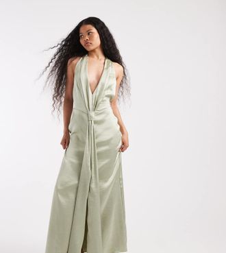 Tfnc Petite Vestito lungo da cerimonia in raso verde salvia allacciato al collo con scollo profondo e nappe