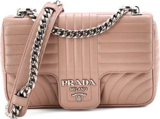 Prada Borsa a tracolla Diagramme media in pelle trapuntata con battente e catena - Toni neutri