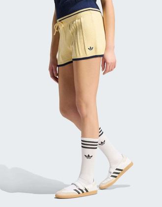 adidas Originals shorts lavorati a trecce in warm vanilla-Giallo