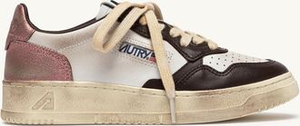 Autry MEDALIST LOW SUPER VINTAGE SNEAKERS IN WHITE, PEONY AND HOT FUDGE LEATHER