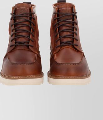Timberland stylish boots with contrast stitching and rubber sole