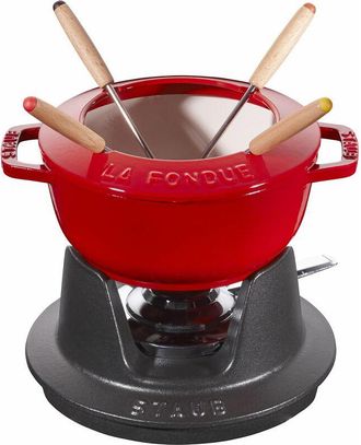 Staub Set Fonduta con 4 Forchette, Adatto per Fonduta di Formaggio, Cioccolato e Carne, Ciliegia, 16 cm - Staub