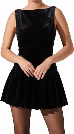Astr Jinnie Velvet Sleeveless Top In Black