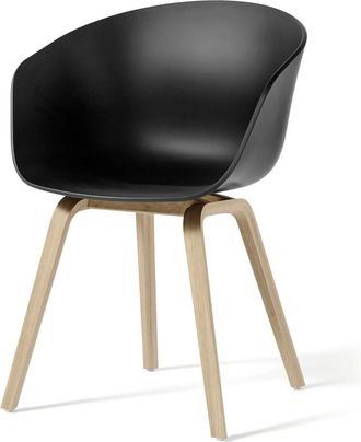 HAY About A Chair AAC 22, Eiche lackiert / black 2.0 (Kunststoffgleiter)