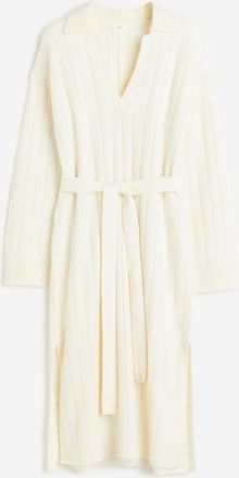 H&M Geripptes Strickkleid mit Kragen - Cremefarben