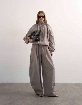 Topshop Pantaloni in nylon leggeri ovoidali grigi in coordinato-Neutro