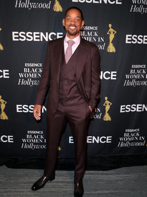 Will Smith in einem dunkelrotem Dreiteiler in Hollywood