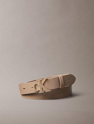 Calvin Klein Cintur&oacute;n con hebilla de piel granulada y con logo