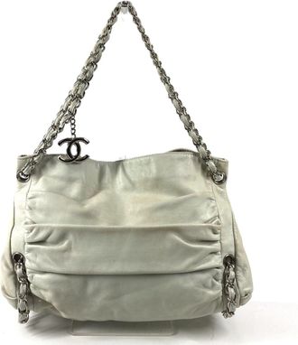 Chanel White Leather Shoulder Bag Tote Bag (Pre-Owned)