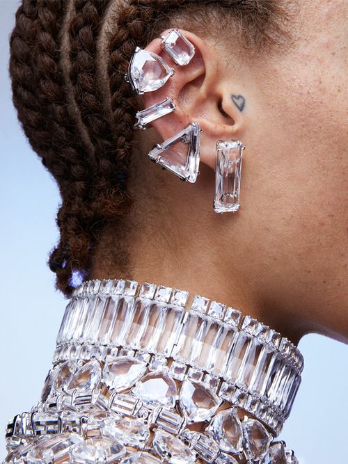 Close up von einem Ohr mit ganz vielen Earcuffs von Swarovski.