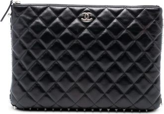 Chanel Clutch O Case media in pelle di agnello trapuntata con perle 2019 - Nero