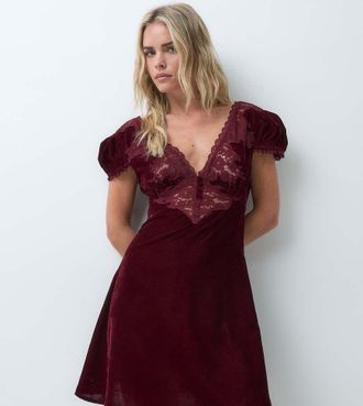 Asos Petite ASOS DESIGN Petite vestito corto in velluto con profili in pizzo bordeaux-Rosso