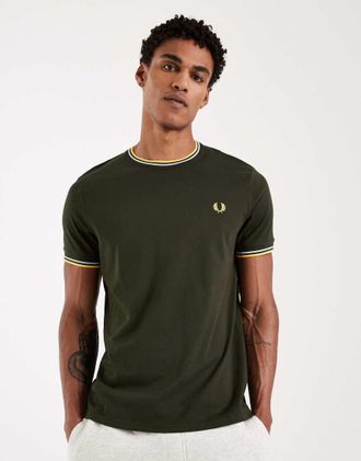 Fred Perry T-shirt kaki con doppia riga a contrasto sui bordi e logo-Verde