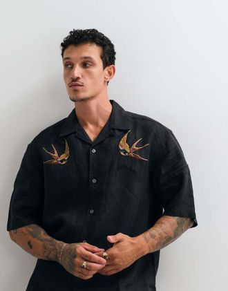 AllSaints Avia - Camicia a maniche corte in lino nera con ricamo di rondine-Nero