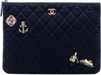 Chanel Clutch Paris Hamburg Coco Sailor O Case media in lana trapuntata con ciondoli 2018-2019 - Blu