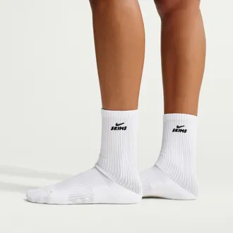 Nike Womens SKIMS Dri-FIT Pilates Grip Crew Socks (1 Pair) in White | S1016641-160