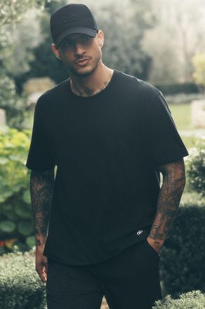Alo | Essential Short Sleeve Street T-Shirt in Black, Size: Medium