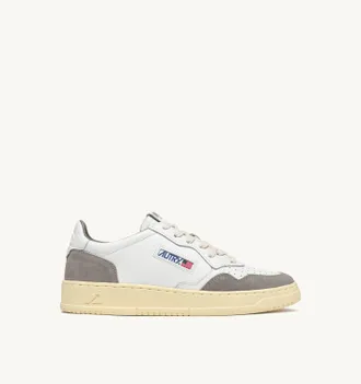 Autry MEDALIST LOW SNEAKERS IN WHITE LEATHER AND VAPOR SUEDE