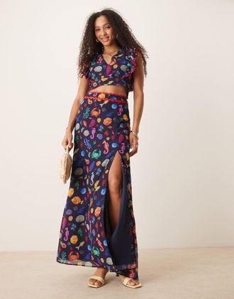 Hope & Ivy Gonna lunga a vita alta color blu navy con spacco sulla coscia e stampa di conchiglie in coordinato