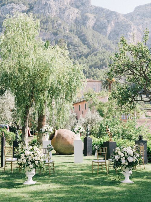 Abstrakte Skulpturen als Highlight einer Gartenparty
