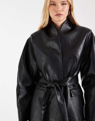 Asos blazer sartoriale con collo alto, effetto pelle sintetica, cintura e maniche a cocoon, nero crackle