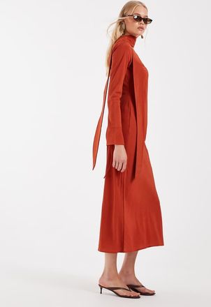 Asos vestito maxi in tessuto tecnico con scollo rotondo, maniche lunghe e sciarpa, color ruggine-Rosso
