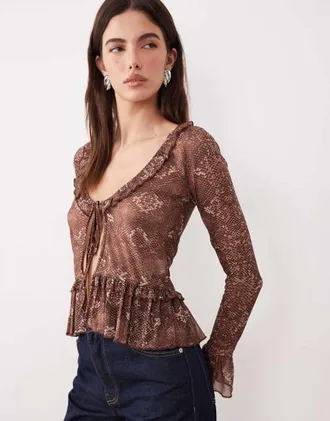 Motel Top a maniche lunghe marrone effetto serpente con bordi a volant
